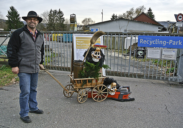 Fasnacht dreht sich um den Recyclingpark: Obmann Urs Witta hat schon mal das Zügelwägeli gepackt. Foto: Heiner Leuthardt