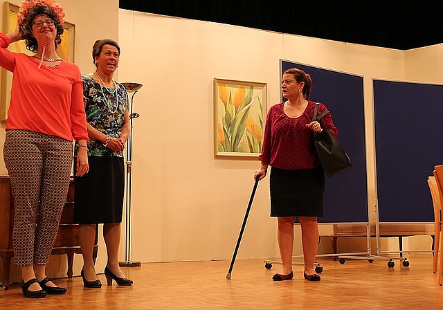 Leben im Altersheim: (v.l.) Myriam Schwyzer, Silvia Tarda und Marina Costantini spielen die Bewohnerinnen des Heims. Foto: Gaby Walther 
