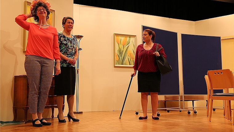 Leben im Altersheim: (v.l.) Myriam Schwyzer, Silvia Tarda und Marina Costantini spielen die Bewohnerinnen des Heims. Foto: Gaby Walther