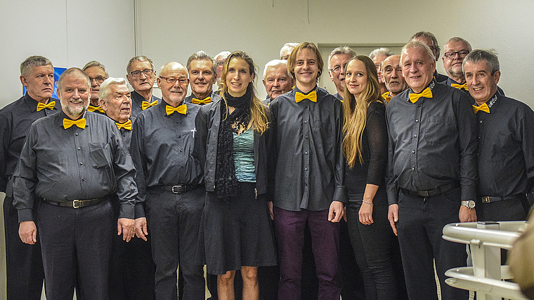 Das letzte gemeinsame Konzert: Der Männerchor Aesch mit Dirigentin Anita Schönenberger und der musikalischen Begleitung (Mitte). Foto: Bea Asper