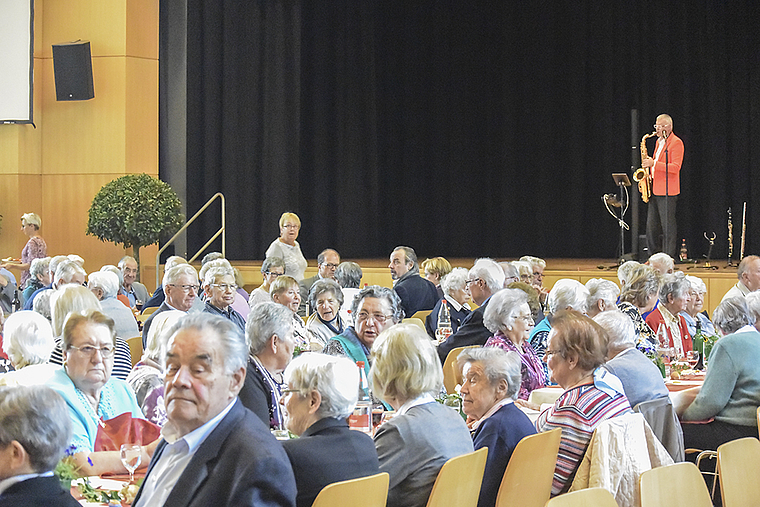 Gut besucht wie immer: 340 Seniorinnen und Senioren waren im Kuspo am «Jubilaren- und 80Plus»-Treff dabei. Foto: Bea Asper