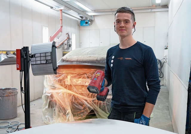 In seinem Element: der Carrosserielackierer Davide Manieri an seinem Arbeitsplatz in Münchenstein.Foto: Tobias Gfeller