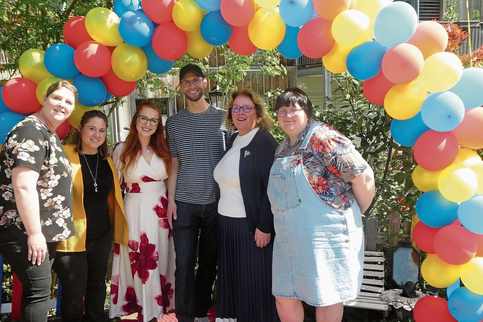 Feiern ihr 25-Jahre-Jubiläum: Geschäftsführerin Jasmine Metzger (Zweite von rechts) und ihr Team. Fotos: Sabine Asprion