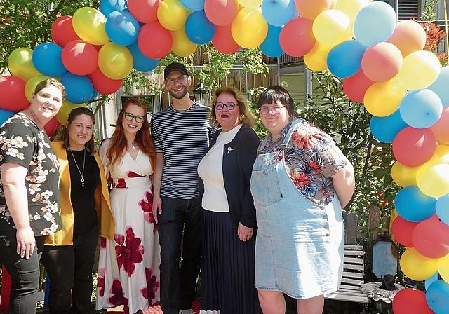 Feiern ihr 25-Jahre-Jubiläum: Geschäftsführerin Jasmine Metzger (Zweite von rechts) und ihr Team. Fotos: Sabine Asprion