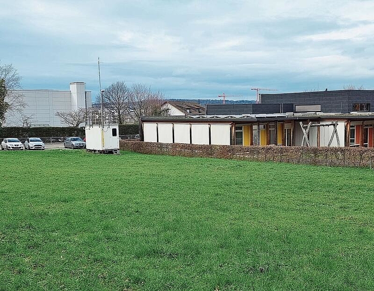 Teil der Pläne: Die Wiese neben dem Kindergarten am Gempenring gehört der katholischen Kirche und könnte für einen ­Erweiterungsbau genutzt werden – sofern sich beide Seiten einig würden.  Foto: Fabia Maieroni