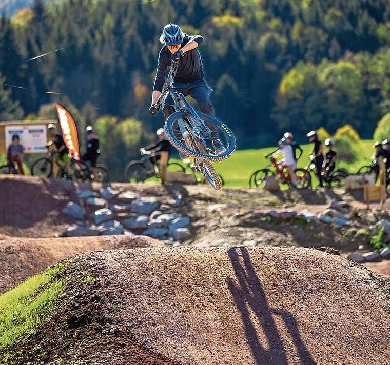 Velofans pilgern nach Aesch: Besucherinnen und Besucher können selbst teilnehmen 
oder bei spektakulären Sprüngen zuschauen. Foto: Thomas Moor