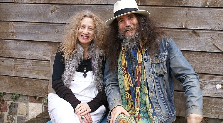 Einträchtig vor dem Waldhäuschen: Erika Koller und René Sommer. Foto: Jürg Jeanloz