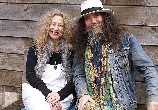 Einträchtig vor dem Waldhäuschen: Erika Koller und René Sommer. Foto: Jürg Jeanloz