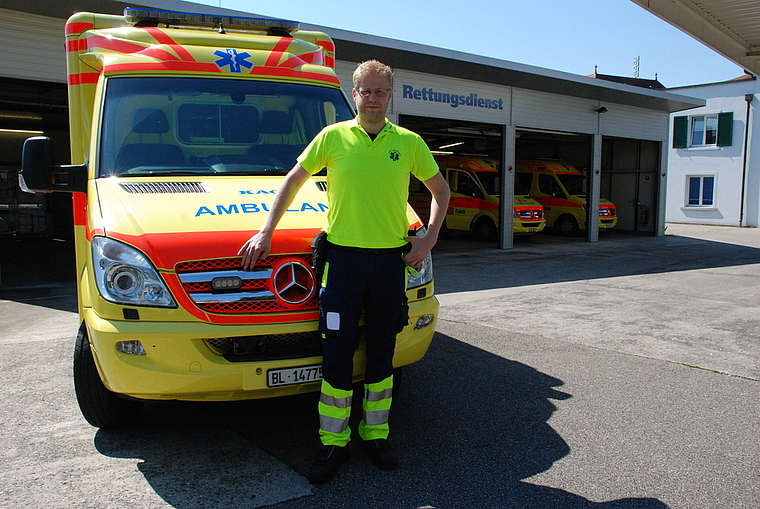 Immer einsatzbereit: Rettungssanitäter Kevin Pfister präsentiert eines der modernen Rettungsfahrzeuge der Käch Falck AG.