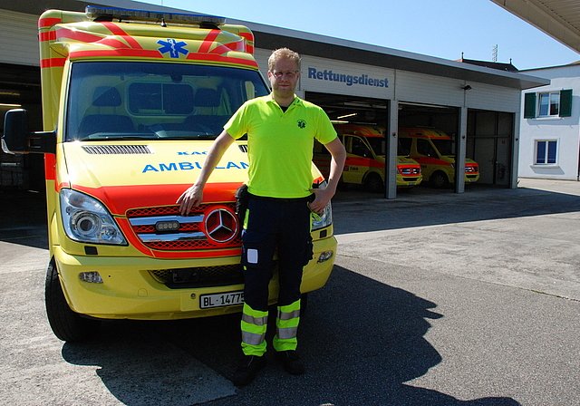 Immer einsatzbereit: Rettungssanitäter Kevin Pfister präsentiert eines der modernen Rettungsfahrzeuge der Käch Falck AG.
