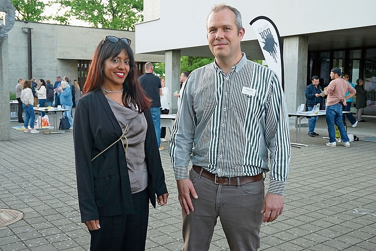 Gastgeber des Abends: Mirjam Strub, Kinder- und Jugendbeauftragte der Gemeinde Reinach,und Martin Kobel, Konrektor der Sekundarschule Reinach.Foto: Tobias gfeller
