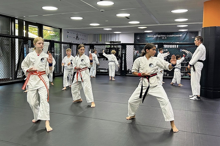 Voller Fokus auf die korrekte Ausführung: die Samurai Kids im Dojo in Aesch. Foto: Nicolas Blust