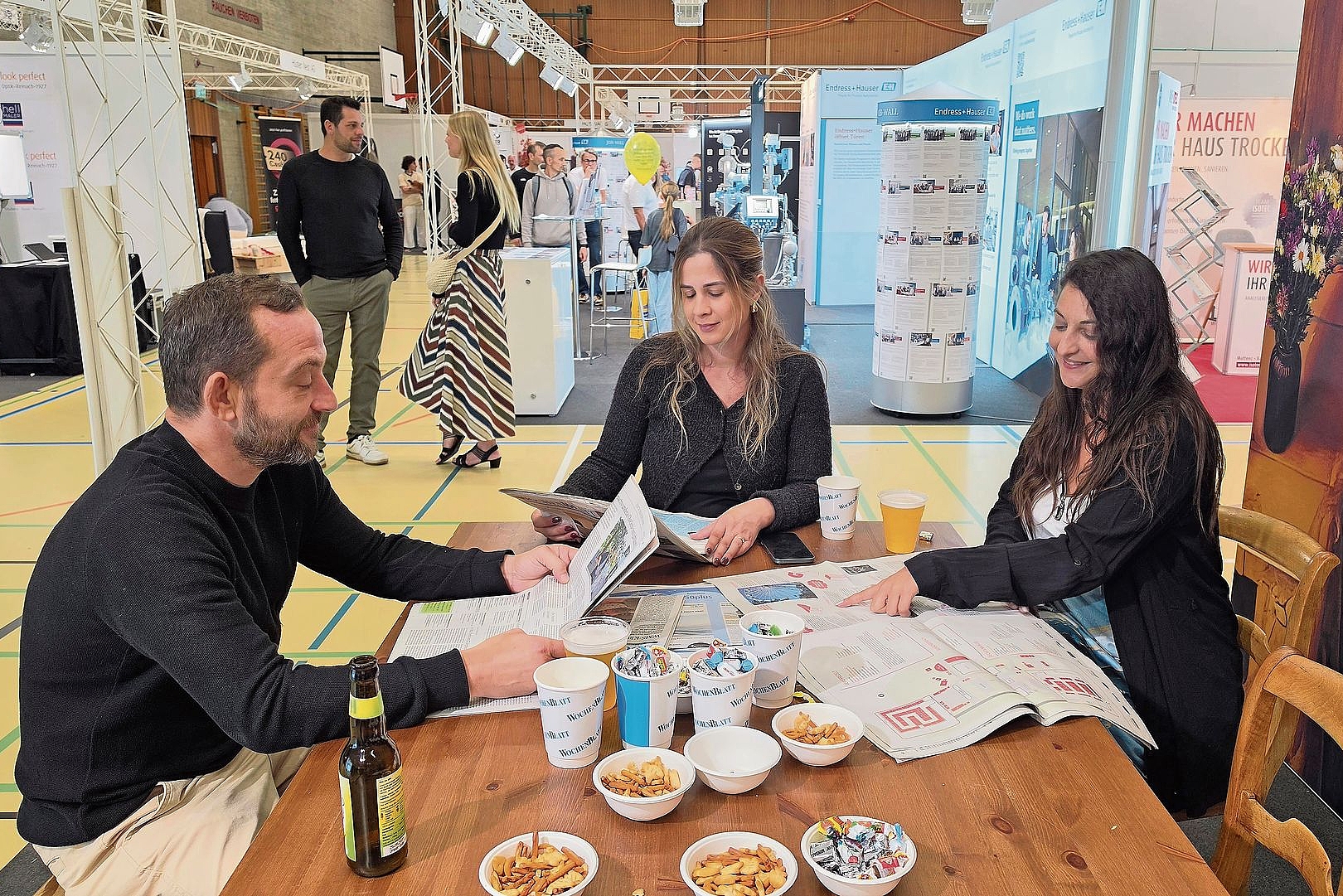 Treue Leserschaft: Am Stammtisch gab’s die News der Region. Foto: Fabia Maieroni