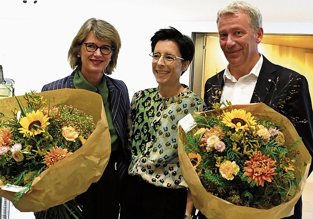Glückliche Gesichter: (v. l.) Karin Bachmann, Direktorin BAK, Michelle Ziegler, Museumsleiterin, und Regierungsrat Mathias Stricker. Foto: Thomas Brunnschweiler