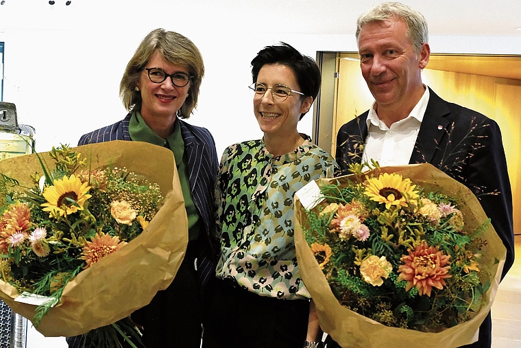 Glückliche Gesichter: (v. l.) Karin Bachmann, Direktorin BAK, Michelle Ziegler, Museumsleiterin, und Regierungsrat Mathias Stricker. Foto: Thomas Brunnschweiler