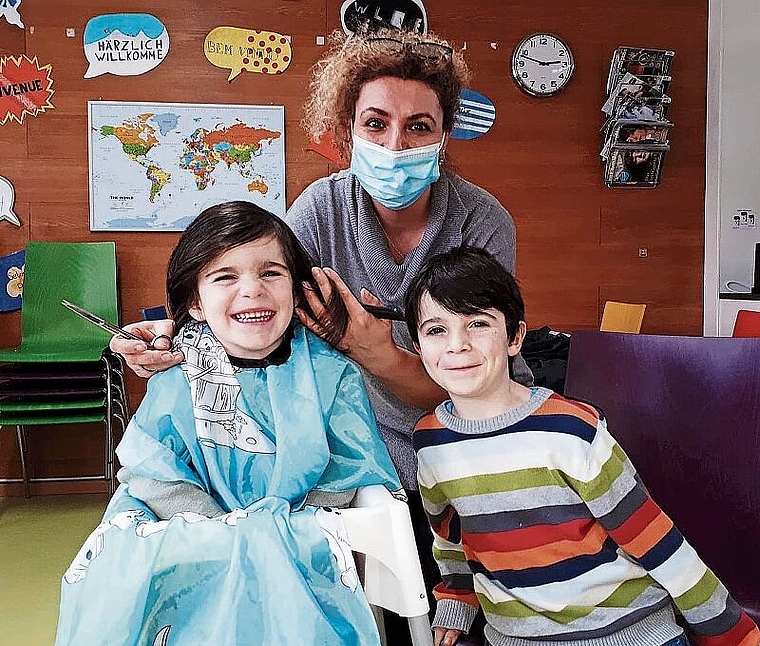 Etwas Normalität: Nayra (links) und Liam lassen sich im Familienzentrum von Coiffeuse Selda Kocabeyoglu die Haare schneiden.