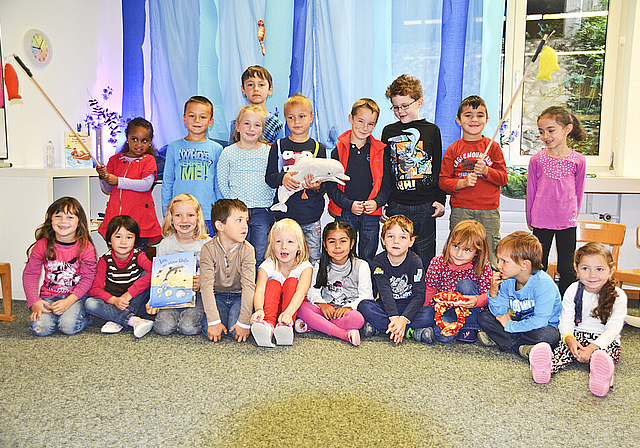 Bereit für die Adoption: Die Kinder haben für den Bazar nicht nur gemalt, verziert, gestempelt und geklebt, sondern auch viel über das Leben der Delfine gelernt.  Foto: Jay Altenbach