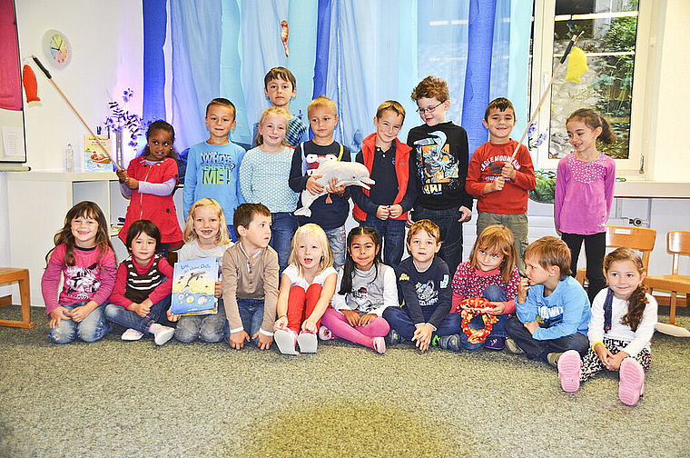 Bereit für die Adoption: Die Kinder haben für den Bazar nicht nur gemalt, verziert, gestempelt und geklebt, sondern auch viel über das Leben der Delfine gelernt. Foto: Jay Altenbach
