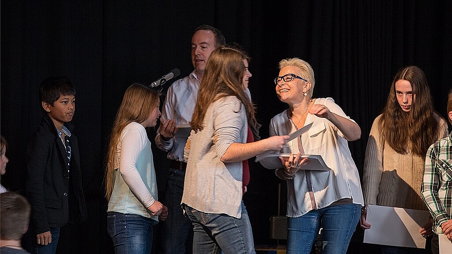 Diplomübergabe: Marisa Hänggi (r.) übergibt die Diplome und freut sich. Diplomübergabe: Marisa Hänggi (r.) übergibt die Diplome und freut sich.