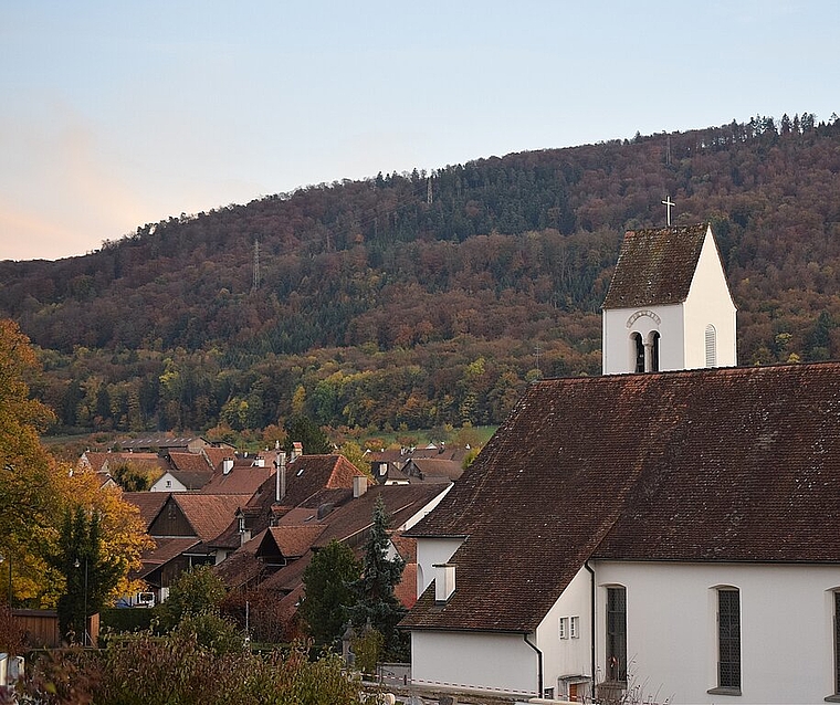 Bleibt die Kirche im Dorf, wenn der Tag später eingeläutet wird? Der Kirchgemeinderat macht sich seinen Entscheid nicht leicht. Foto: Bea Asper