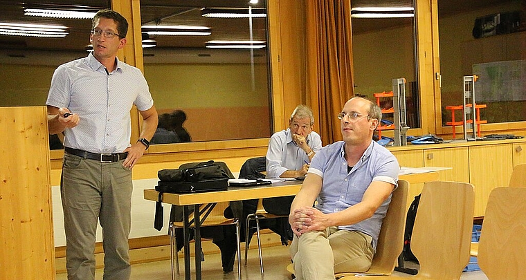 <em>Grosse Änderungen: </em>Gemeinderat Michael Fuchs, Georg Furler und Dominik Bänninger (v.l.) erklären die Bestimmungen in den neuen Schutzzonen.Foto: Gini Minonzio