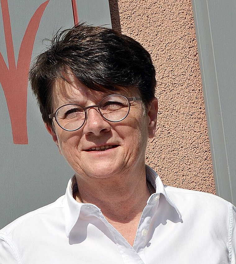 <em>Erfüllende Führungsaufgabe: </em>Silvia Schmid vor dem Gemeindehaus, in welchem sie 21 Jahre lang täglich mit viel Freude und Elan arbeiteteFoto: zvg