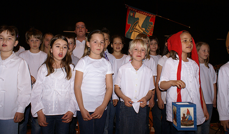 Liesberger Kinder als Stars: Begleitet vom Musikverein Brass Band Liesberg singen sie Evergreens. Foto: Jürg Jeanloz