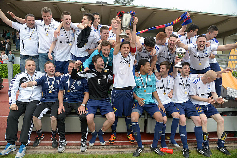 Tage wie dieser! Die 1. Mannschaft des FC Reinach feiert am Auffahrtstag den Gewinn des Basler Cups 2013. Foto: AZ Medien