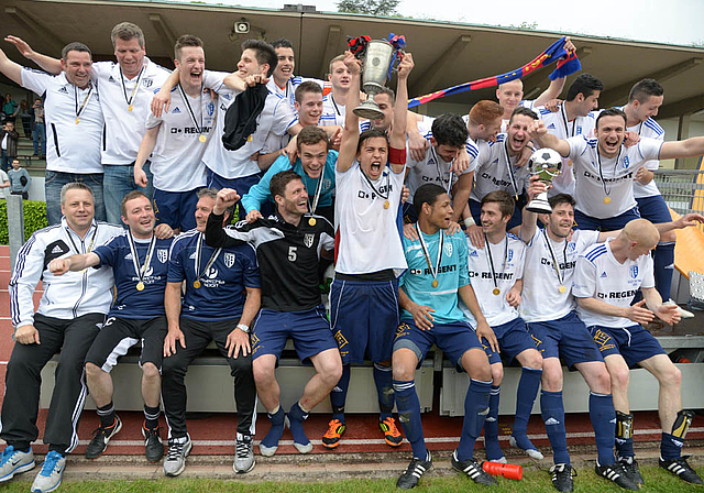Tage wie dieser! Die 1. Mannschaft des FC Reinach feiert am Auffahrtstag den Gewinn des Basler Cups 2013.  Foto: AZ Medien