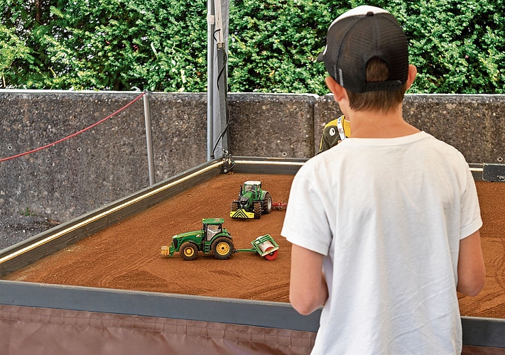 Modellspielland: Wer möchte nicht mit kleinen Fahrzeugen ein Feld pflügen? Modellspielland: Wer möchte nicht mit kleinen Fahrzeugen ein Feld pflügen?