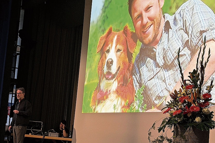 Auf Wanderschaft: Nik Hartmann erzählt über seine Zeit, als er für das Schweizer Fernsehen mit seinem Hund zu Fuss durch die Schweiz unterwegs war.