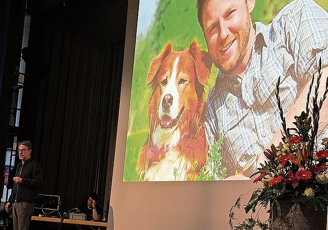 Auf Wanderschaft: Nik Hartmann erzählt über seine Zeit, als er für das Schweizer Fernsehen mit seinem Hund zu Fuss durch die Schweiz unterwegs war.