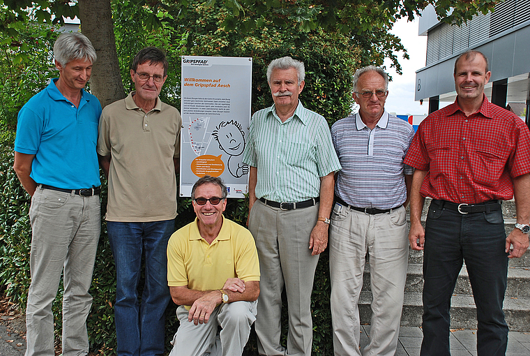 Ermöglichten Gripspfad: Team 5 des Vereins Attraktives Aesch (Adrian Hofer, Anton Schaffhauser, Fritz Stenz, Adriano Zanoni, Peter Geiser) und Raphael Strub (Präsident, v. l.). Foto: Thomas Brunnschweiler