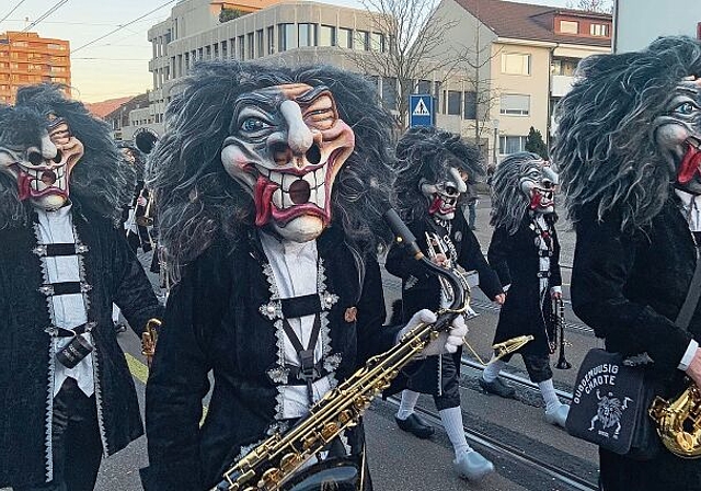 Von Platz zu Platz: Die Guggemuusig Chaote Basel sind für das Guggenkonzert in Reinach angereist. Fotos: Caspar Reimer
