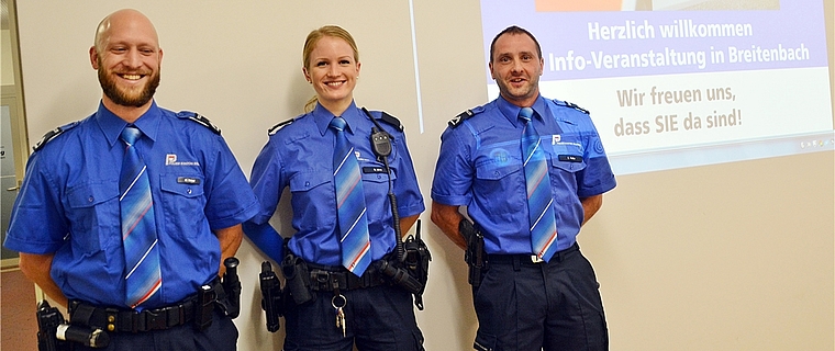 Sie freuen sich über das Interesse: (v.l.) Wm mbA Marc Wetzel, Polizistin Nathalie Wirz und Wm mbA Erwin Hofer zeigen: Bei der Kapo SO ist man Allrounder. Foto: Roland Bürki