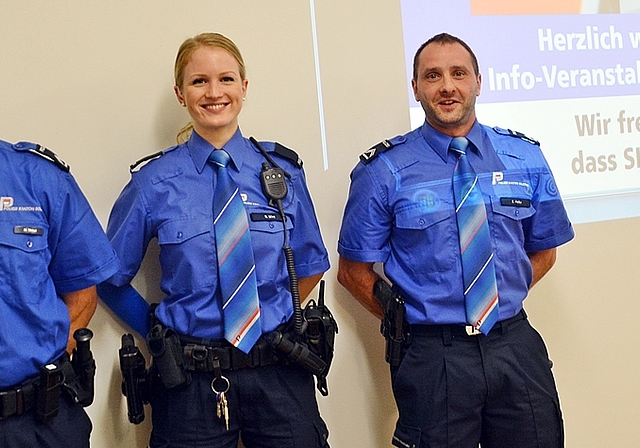 Sie freuen sich über das Interesse: (v.l.) Wm mbA Marc Wetzel, Polizistin Nathalie Wirz und Wm mbA Erwin Hofer zeigen: Bei der Kapo SO ist man Allrounder. Foto: Roland Bürki