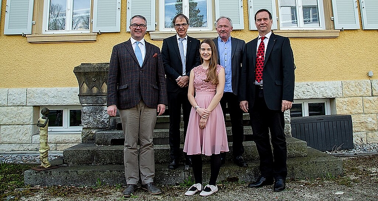 <em>Vor der Treppe zum ehemaligen Spitaleingang: </em>(v.l.) Remo Ankli, Regierungsrat, Dieter Künzli, Präsident ZePa-Vorstand, Ida-Lin Hübscher, Sängerin, Niklaus Starck, Autor, und Michael Rosenberg, Zentrumsleiter. Foto: Martin Staub