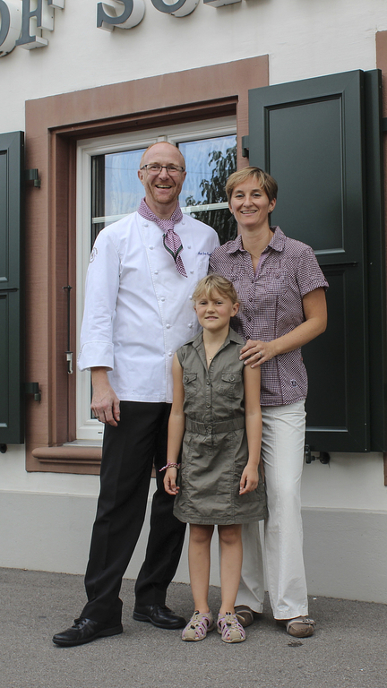 An neuer Wirkungsstätte: Das Wirtepaar Julia Thiele und Jean-Daniel Moix mit Tochter Laura vor dem Traditionsgasthof Schlüssel. Foto: Caspar Reimer