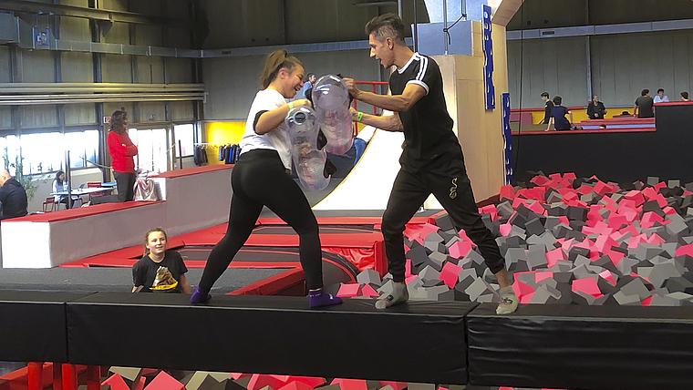 Duell auf dem Balken: Beim «Battle Beam» versucht man, seinen Gegner mit einem Plastikstab vom Balken zu stossen und dabei selbst oben zu bleiben – wer zuerst fällt, hat verloren. Foto: ZVG