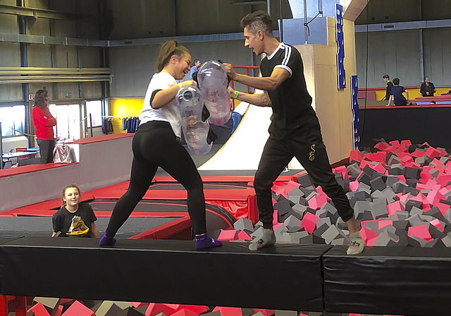 Duell auf dem Balken: Beim «Battle Beam» versucht man, seinen Gegner mit einem Plastikstab vom Balken zu stossen und dabei selbst oben zu bleiben –  wer zuerst fällt, hat verloren.  Foto: ZVG