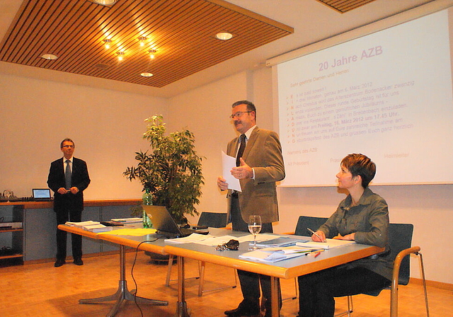 Präsident Christoph Hänggi leitet die Versammlung. im Hintergrund Heimleiter Hannes Spirig.