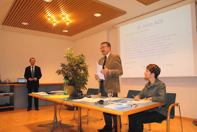 Präsident Christoph Hänggi leitet die Versammlung. im Hintergrund Heimleiter Hannes Spirig.