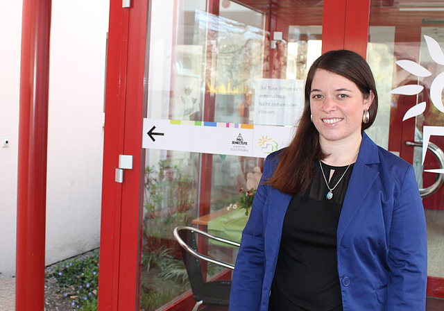 Neue Fachstellenleiterin: Chantal Neyerlin vor der Alterssiedlung Sagematt in Breitenbach.   Foto: Dimitri Hofer