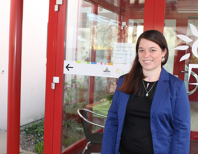 Neue Fachstellenleiterin: Chantal Neyerlin vor der Alterssiedlung Sagematt in Breitenbach. Foto: Dimitri Hofer