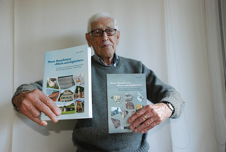 Versierter Historiker: René Salathé mit den «Neuen Baselbieter ‹Merk-würdigkeiten›», links der zweite, soeben erschienene Band von 2014. Foto: Thomas Brunnschweiler