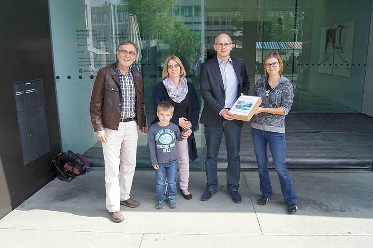 Am Freitag war die Welt noch in Ordnung: Das Referendumskomitee mit Claude Hodel (SP, l.), Christine Hermann (CVP) und Léonie Laukemann (Grüne, r.) überreicht Thomas Sauter, Geschäftsleiter der Gemeinde Reinach, rund 800 Unterschriften. Foto: Ol