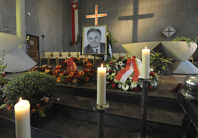 Kerzen und Kränze: In der Dornacher Kirche St. Mauritius mischte sich in die Trauer auch Dankbarkeit und Anerkennung.  Foto: Martin Töngi