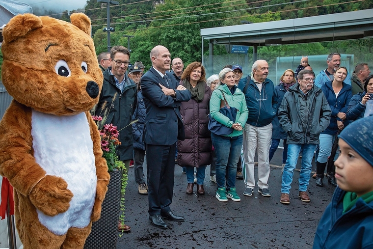 Einweihung Bahnhof Duggingen: (v.l.) Maskottchen Duggi Bär verteilt Geschenke an die Gäste Andreas Jäger, Teamleiter SBB, und Regierungspräsident Anton Lauber. Foto: Martin Staub