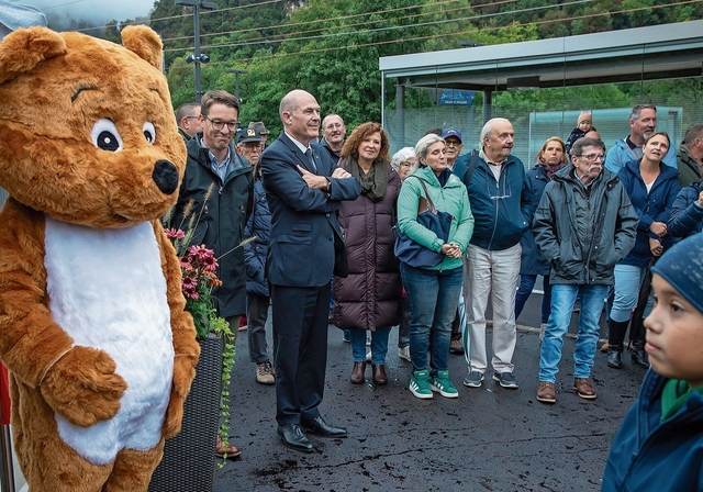 Einweihung Bahnhof Duggingen: (v.l.) Maskottchen Duggi Bär verteilt Geschenke an die Gäste Andreas Jäger, Teamleiter SBB, und Regierungspräsident Anton Lauber. Foto: Martin Staub