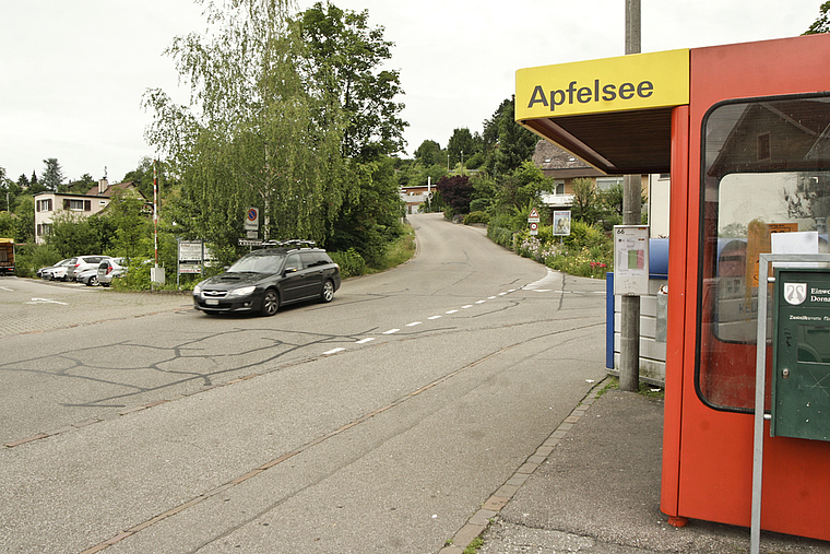 Quartier Apfelsee: Auf der Werbhollenstrasse wird wegen des Busbetriebs kein Rechtsvortritt gelten und auch auf verkehrsberuhigende Schikanen wird verzichtet. Kommt stattdessen ein Blitzkasten? Foto: Lukas Hausendorf